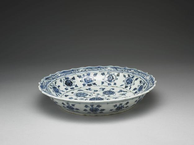 青花缠枝花卉纹莲花式盘