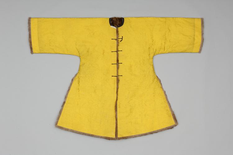 明黄色江山万代纹暗花江绸貂皮端罩