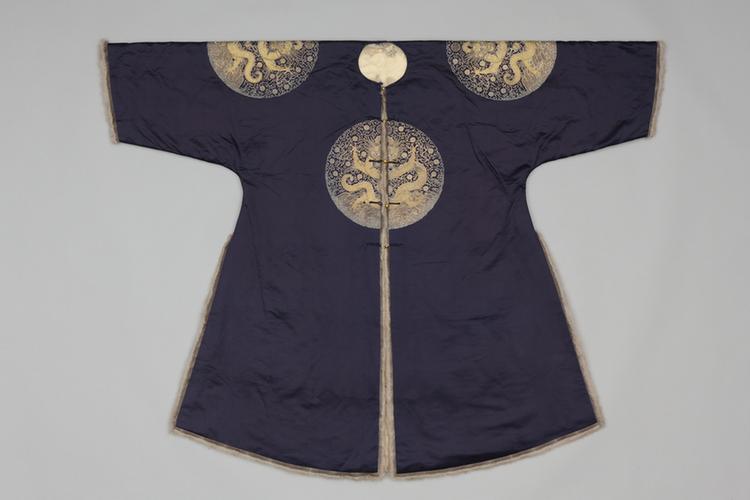 石青色缎平金绣四团云龙纹灰鼠肷皮衮服