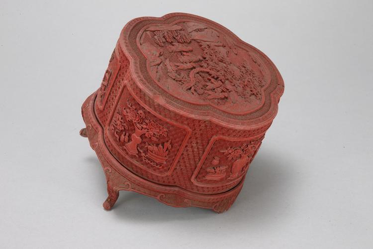 剔红山水人物图开光博古纹梅花式二层套盒