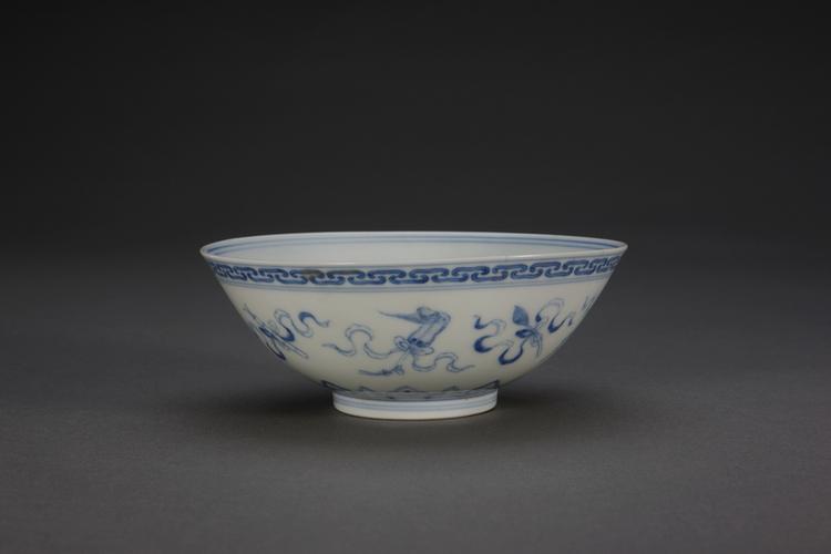 青花暗八仙纹碗