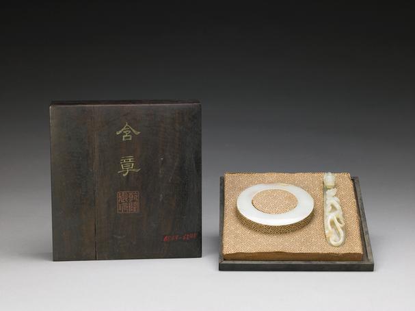 青玉镂雕蟠螭龙首带钩