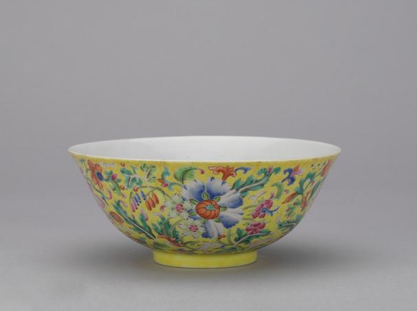 嘉庆款黄地粉彩里蝠纹外花卉纹碗
