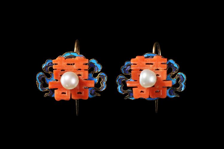 银镀金点翠珊瑚喜字纹钉白料珠耳环