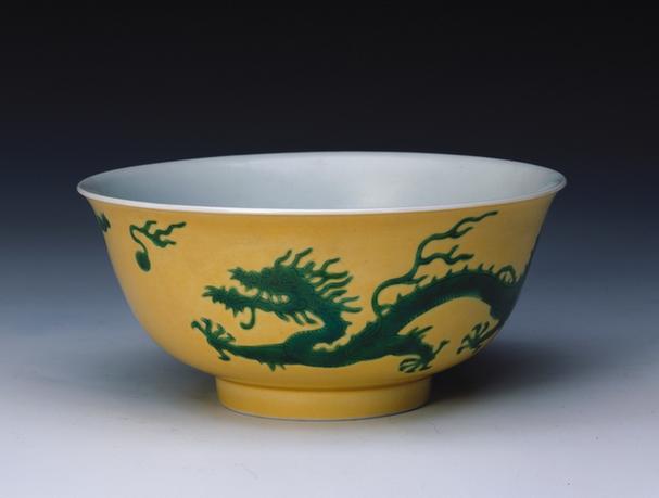 嘉庆款黄地绿彩双龙纹碗