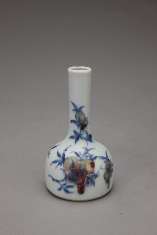 青花釉里红桃纹马蹄瓶