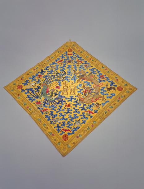 明黄色绸绣云蝠龙凤双喜纹夹怀挡