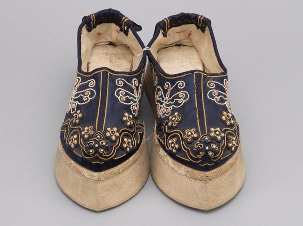石青色缎缉米珠珊瑚珠尖底鞋