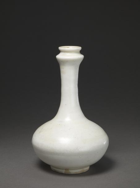 德化窑白釉长颈瓶