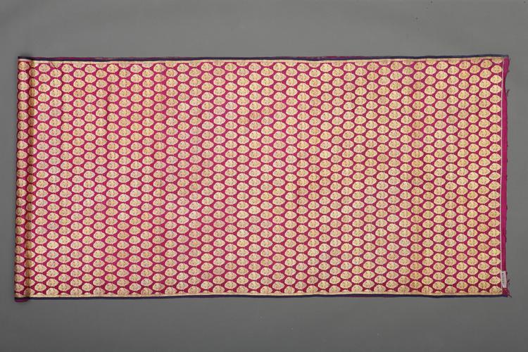 紫色地椭圆形折枝花纹回回锦