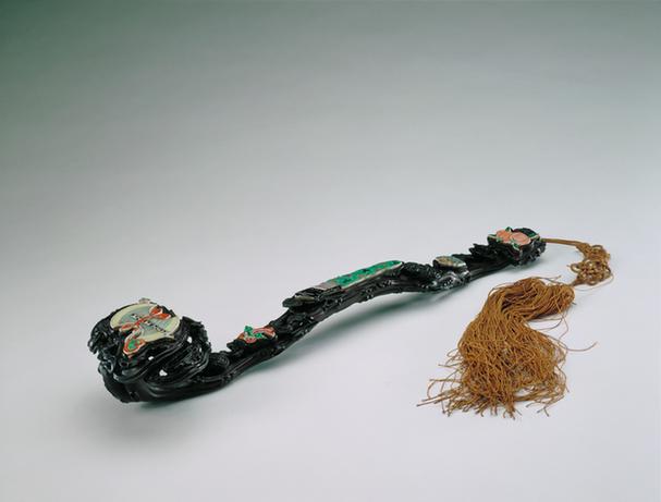 天然木雕灵蝠纹嵌五彩瓷如意