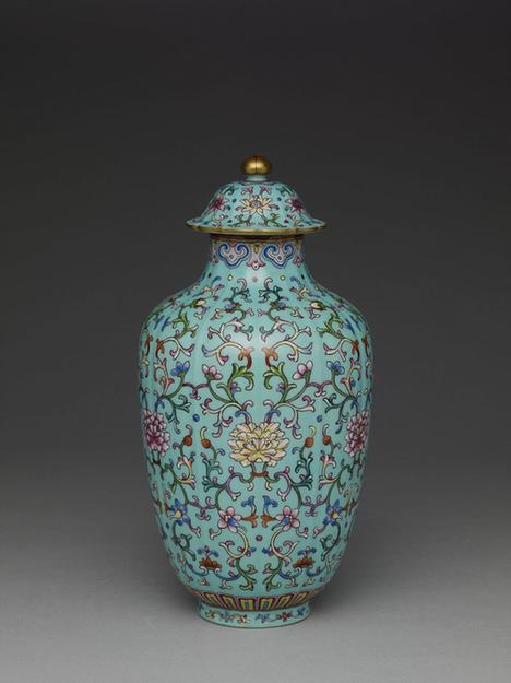 乾隆 粉彩湖绿地番莲盖罐