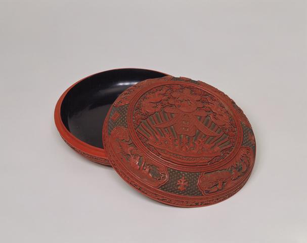 乾隆款剔红寿春图开光山水人物图圆盒