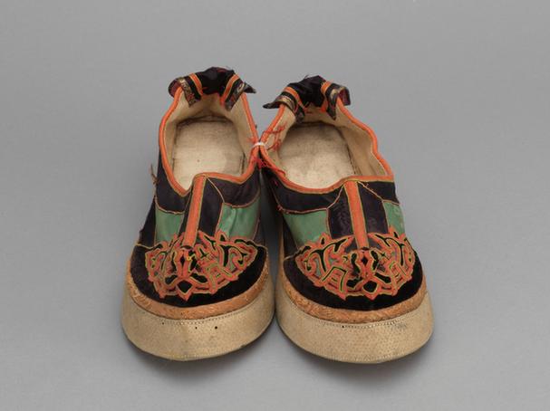 绿色缎钉绒云纹头尖底鞋