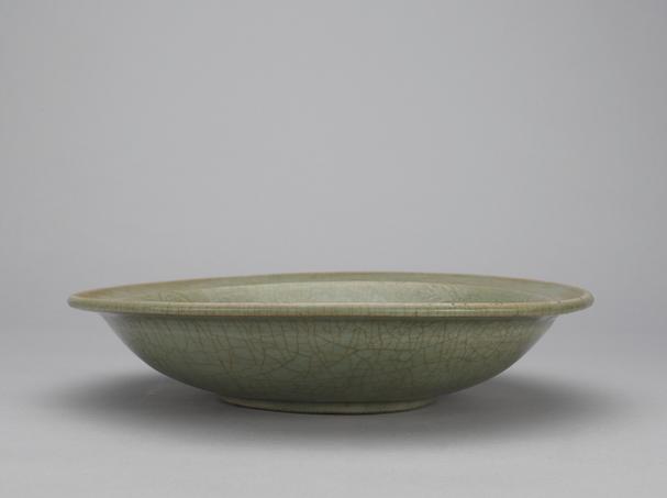 龙泉窑青釉龙凤纹折沿盘