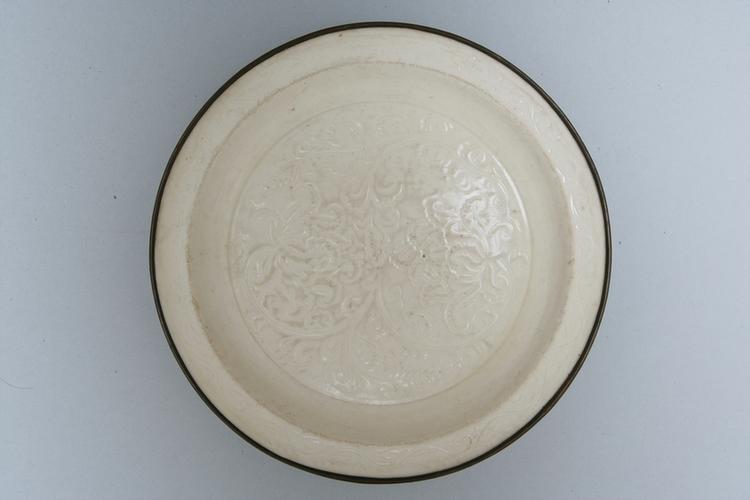 定窑白釉刻花牡丹纹盘