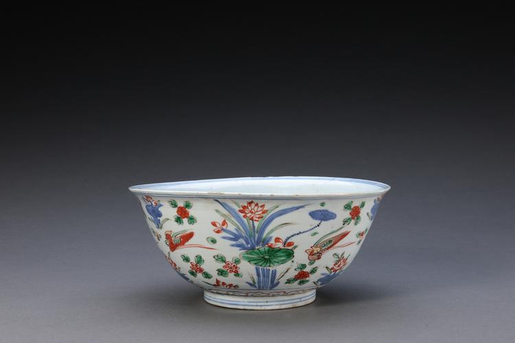 成化款五彩鸳鸯卧莲图碗