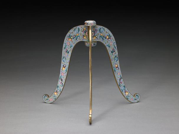 乾隆款画珐琅缠枝花果纹三足冠架