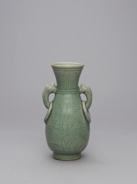 龙泉窑青釉刻花环耳瓶