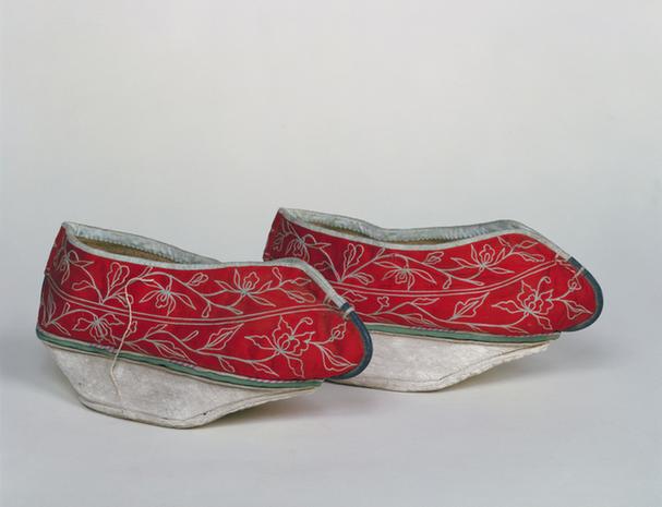 红色缎缉线绣花卉纹元宝底棉鞋