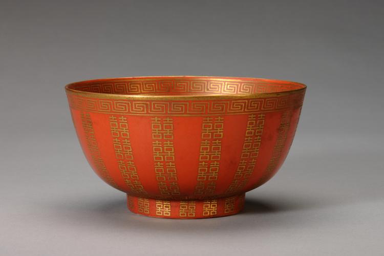 长春同庆款矾红地描金双喜字碗