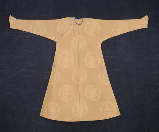 米黄色团年年吉庆纹暗花直径纱单袍