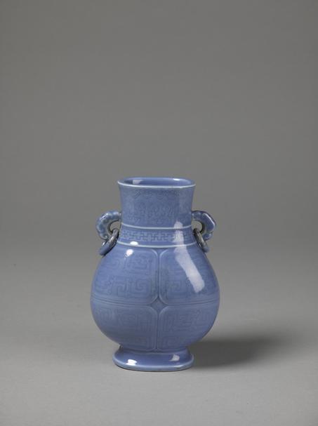 乾隆款天蓝釉暗夔凤纹双活环耳尊