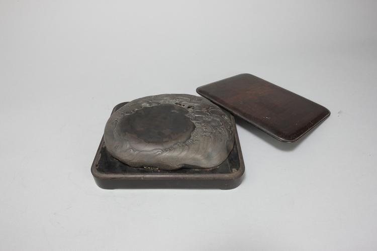 纳兰铭端石海水云纹池随形砚