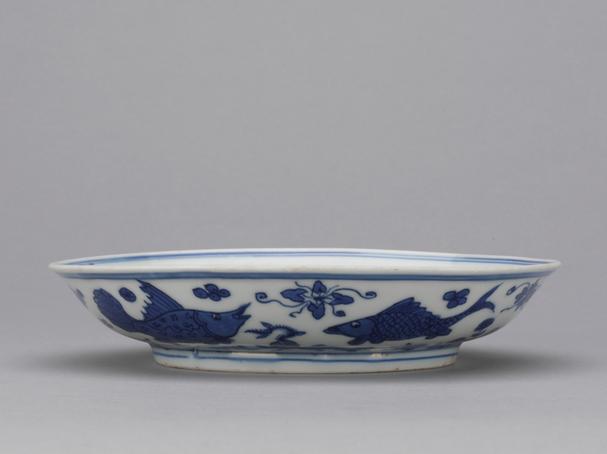 德化长春款青花鱼藻纹盘