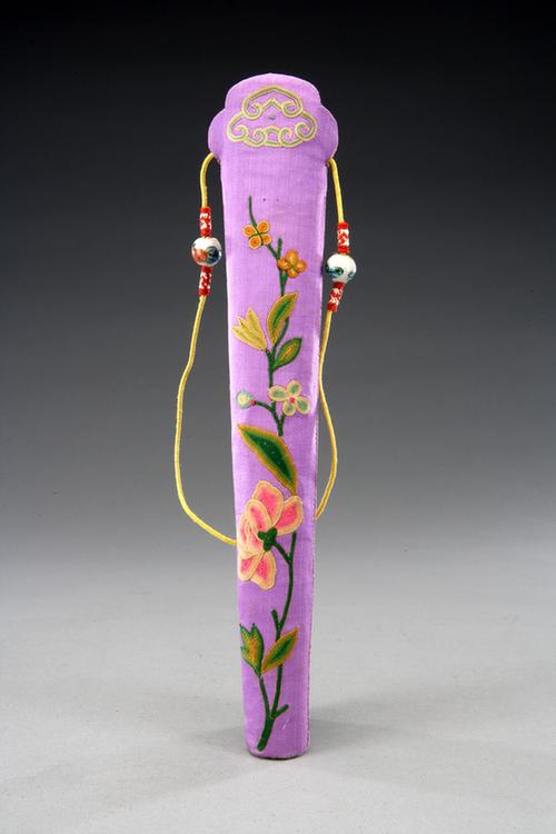 雪灰色缎平金钉线绣玉堂富贵纹活计-扇套