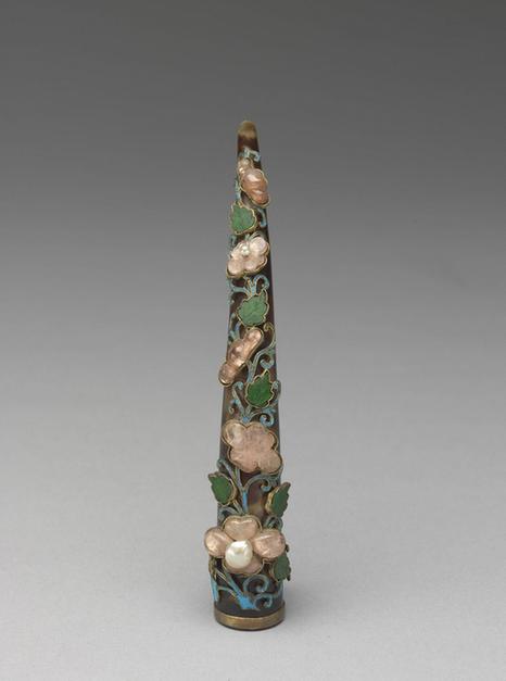 玳瑁嵌珠宝花卉指甲套