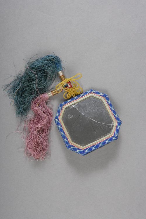 黄色缎钉绫绣海棠花纹活计-镜子