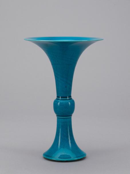 嘉庆款孔雀绿釉花觚