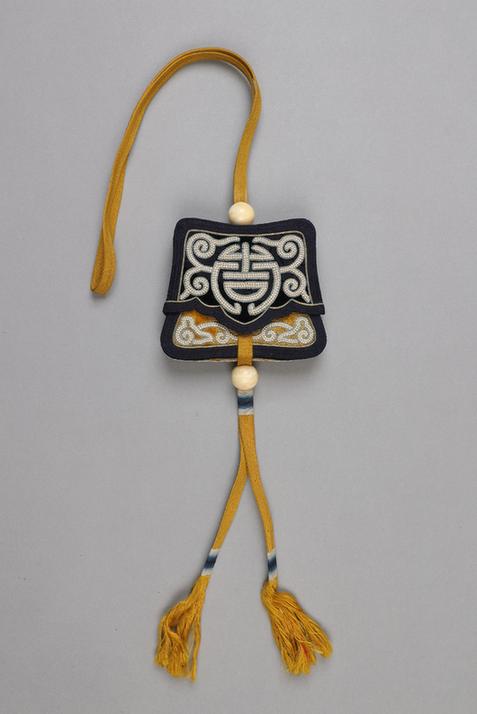 蓝色漳绒穿珠寿字纹插盖荷包