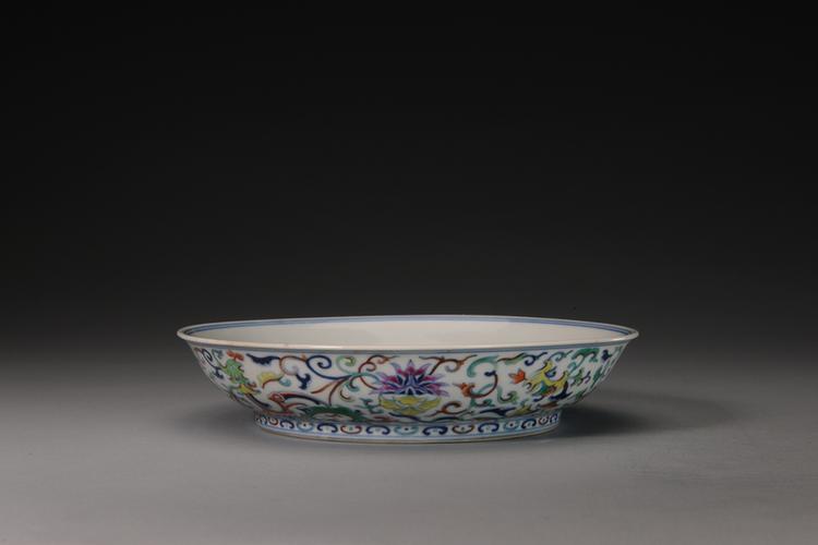 嘉庆款斗彩夔凤牡丹纹盘