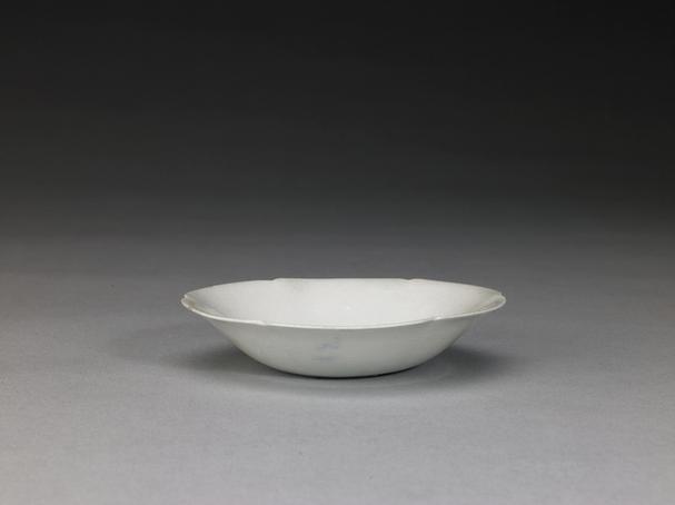 青白釉葵口卧足碟