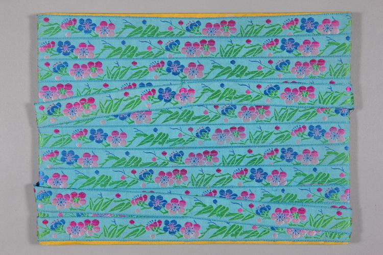 品月色缎地梅竹纹绦