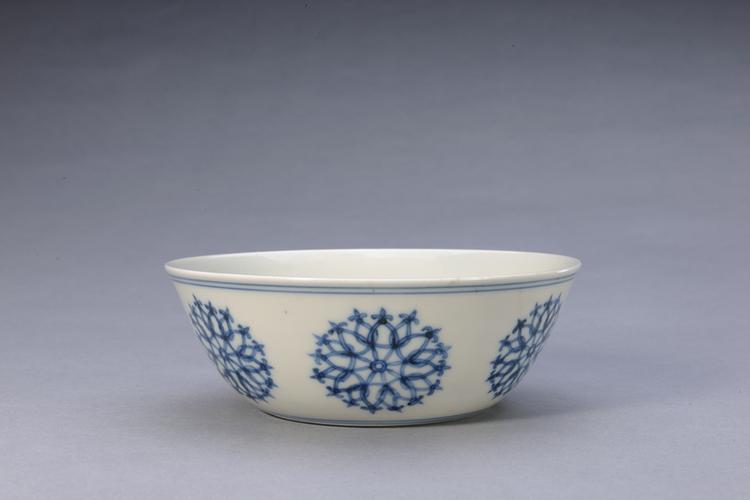 成化款青花团花纹卧足碗