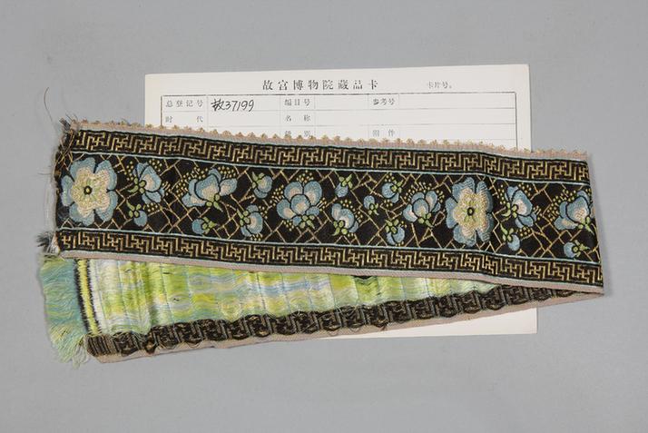 元青色缎地织金三蓝冰梅纹绦