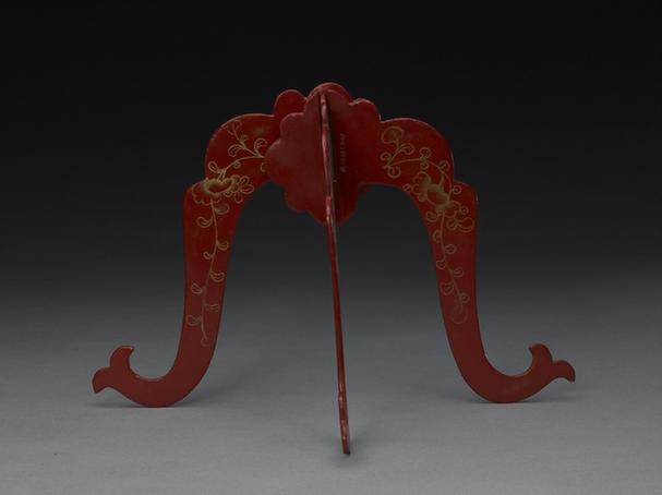 皮胎红漆描金折枝花纹三连式冠架