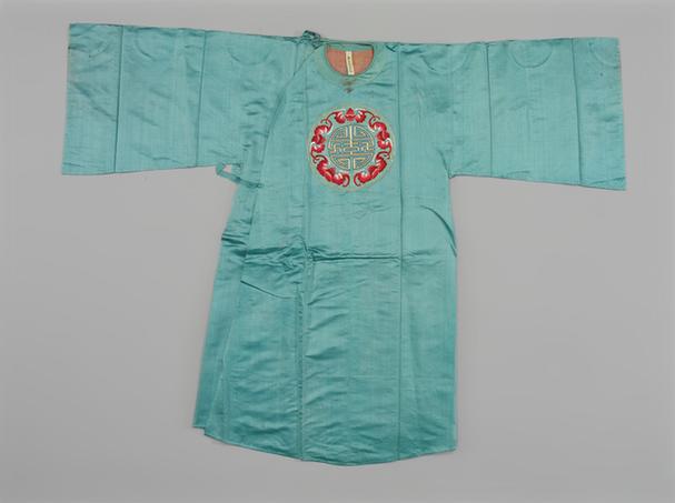 湖绿色素缎缀平金绣五蝠捧寿纹圆补判衣