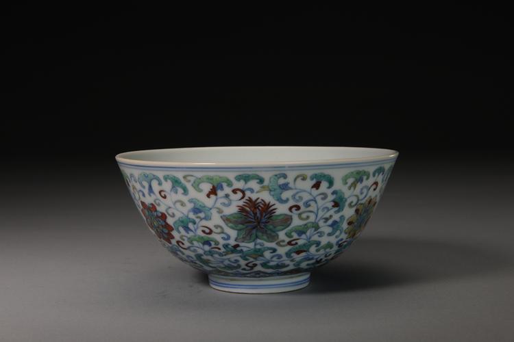 道光款斗彩缠枝花纹碗