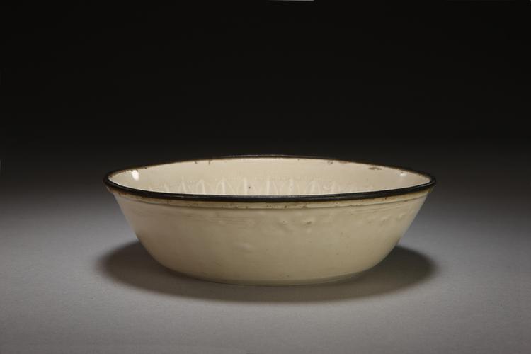 定窑白釉印花蟠螭花卉莲瓣纹洗