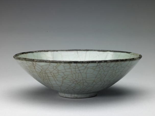 官窑青釉葵口碗