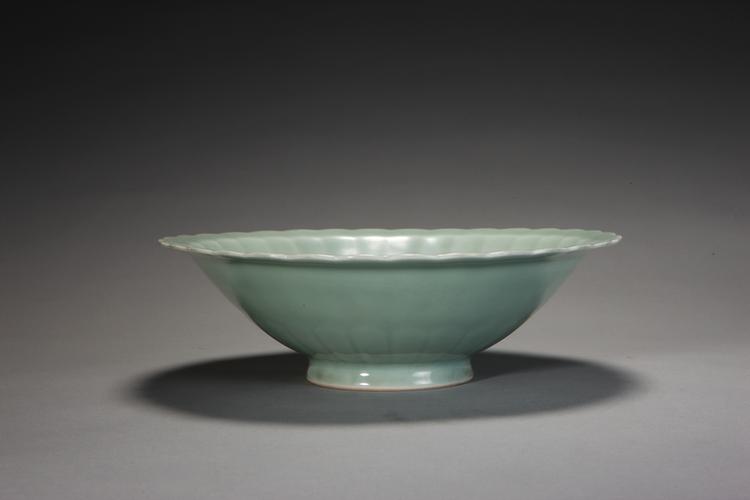 雍正款冬青釉刻莲瓣纹碗