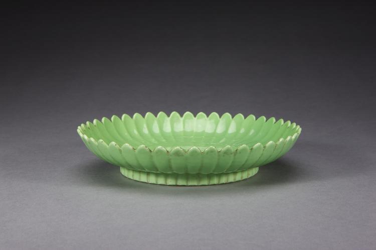 雍正款葱绿釉菊瓣盘