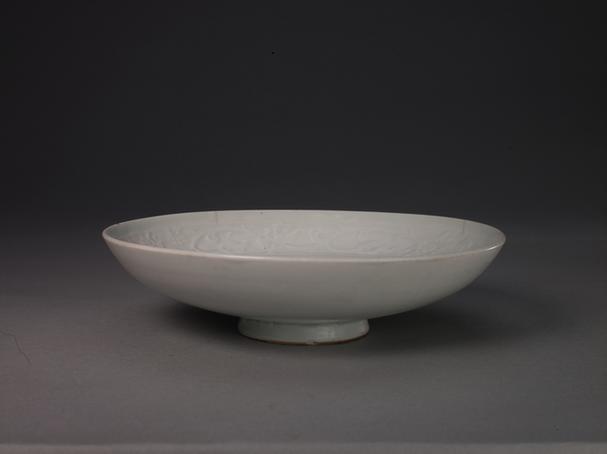 卵白釉“枢府”铭印花缠枝莲纹盘