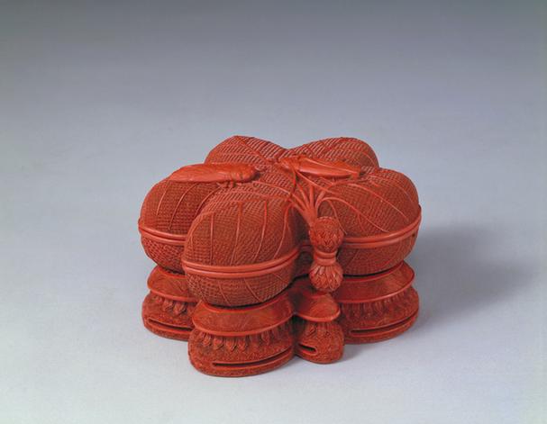 乾隆款剔红枫叶秋虫纹带座盒