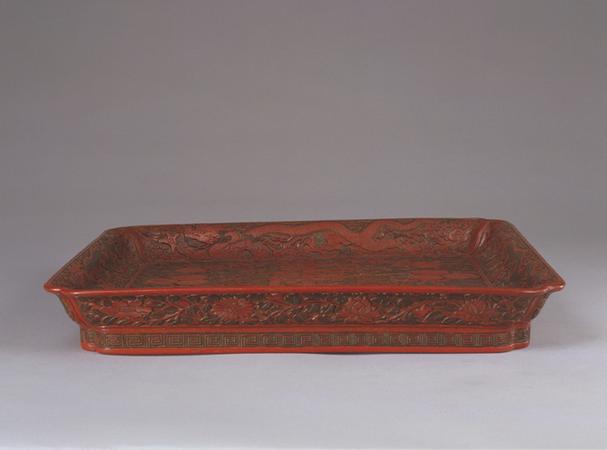 嘉靖款剔彩蟠桃云龙纹方形委角盘