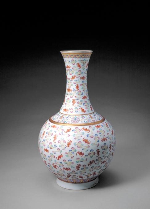 光绪款粉彩云蝠纹赏瓶